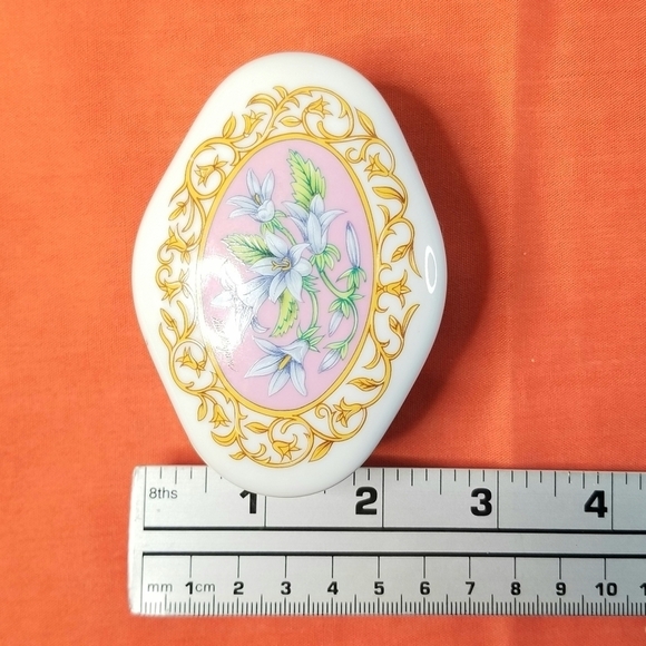 Heritage House Oval Floral Fine Porcelain  Music Box. Art by Gail Magram. - Picture 6 of 12